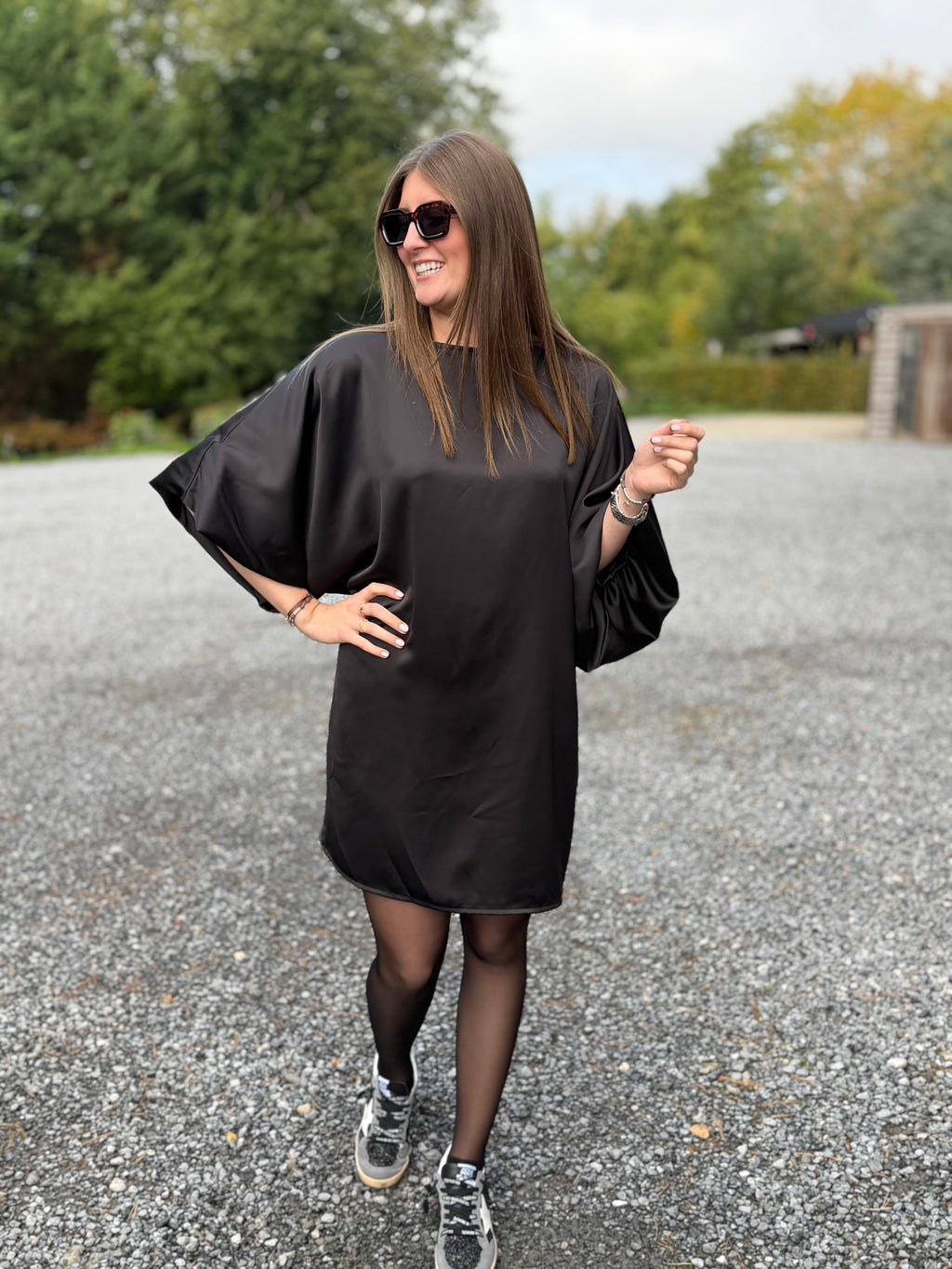 Robe noire satinée